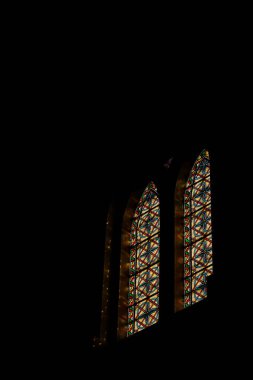 Kilisenin penceresinin dikey görüntüsü.