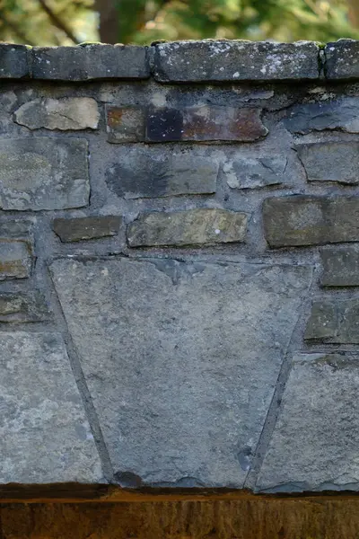 Tuğlalı ve taşlı eski duvar