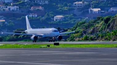 Yolcu uçağı havaalanından kalkıyor.