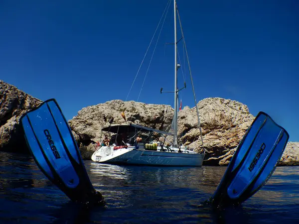 Denizde bir yat. Yat açık denizde küçük bir tekne..