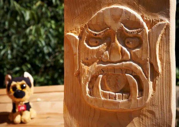 Kırmızı ve beyaz kedili ahşap heykel