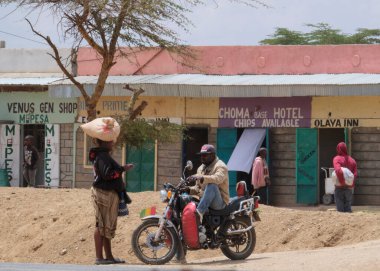 Kenya, Tanzanya, 16 Aralık 219: Yolun yakınındaki yerel köy