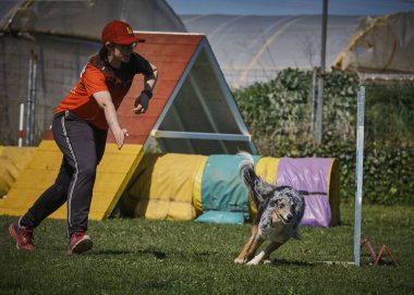 Köpekli genç bir kadın.
