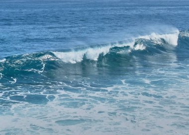 Mavi su yüzeyinde okyanus dalgası