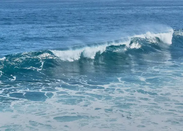 Mavi su yüzeyinde okyanus dalgası