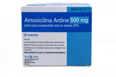 Amoxicilina, kese içinde ilaç kutusu, antibiyotik etkisi. Palafolls, Barselona, İspanya; 04 07 2023. 