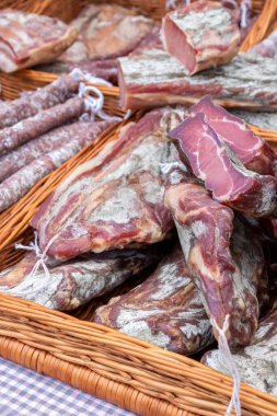 Katalan jambonu, fuet ve lacon ya da pastırma yakın çekim. Katalan esnaf ürünleri.