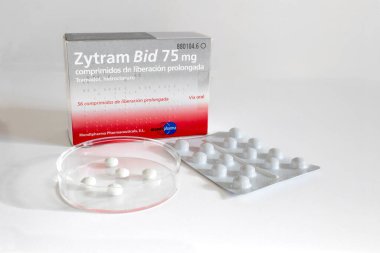 Zytram, 75 mg. tramadol. Opioidler. Ilımlı ve şiddetli ağrının tedavisi için uzun etkili tablet kutusu, tramadol içerir, opioid adı verilen bir grup ilaca ait bir ağrı kesicidir.