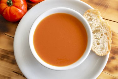 Güney İspanya 'nın tipik yiyeceği olan gazpacho, bayat ekmek, domates, sarımsak, ekstra bakire zeytinyağı, tuz, yeşil çan biberi ve salatalıktan yapılan bir çeşit doğal domates çorbası. İspanyol gastronomisi kavramı