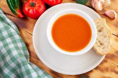 Güney İspanya 'nın tipik yiyeceği olan gazpacho, bayat ekmek, domates, sarımsak, ekstra bakire zeytinyağı, tuz, yeşil çan biberi ve salatalıktan oluşan bir domates çorbası olup çok soğuk servis edilir. İspanyol gastronomisi kavramı