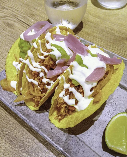 Mais Tacos Gefüllt Mit Würzigem Huhn Und Gemüse Mit Guacamole — Stockfoto