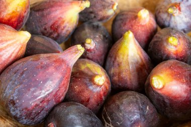 Tahta bir kasede incir, yakın plan..