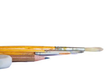 Scooterından düştükten sonra beyaz tenli, beyaz bir çocuğun dizinden yaralanmış. çocuk bakımı kavramı