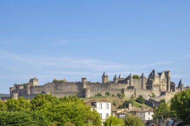 Carcassonne, Fransa; 08: 15 2023: Carcassonne Kalesi ve Surları. 13. yüzyıl şatosu, Gallo-Roma ve ortaçağ askeri mimarisi, UNESCO tarafından 1997 yılında sınıflandırılmış dünya mirası.