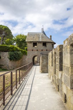 Carcassonne, Fransa; 08: 15 2023: Kalenin surlarında dikey görüntü, Carcassonne Ortaçağ Şatosu 'nun kulelerinden birinin görüntüsü.