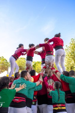 Palafolls, Barselona, İspanya; 09 10 2023: Castellers at the Palafolls Festivali. İki Collas Castelleras 'ın Katalan belediyesinde buluşması. 