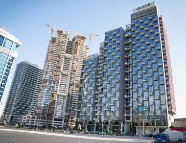 Milenyum Atria, Business Bay Kanalı 'na yakın bir yerde. Dubai, BAE 'de modern mimari ve cam cephelerini gösteren yüksek çözünürlüklü gündüz fotoğrafı..