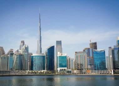 Business Bay Kanalı. Dubai, BAE 'de modern mimari ve cam cephelerini gösteren yüksek çözünürlüklü gündüz fotoğrafı..