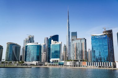 Business Bay Kanalı. Dubai, BAE 'de modern mimari ve cam cephelerini gösteren yüksek çözünürlüklü gündüz fotoğrafı..