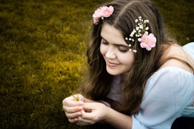 Altın çimenlikteki kız.