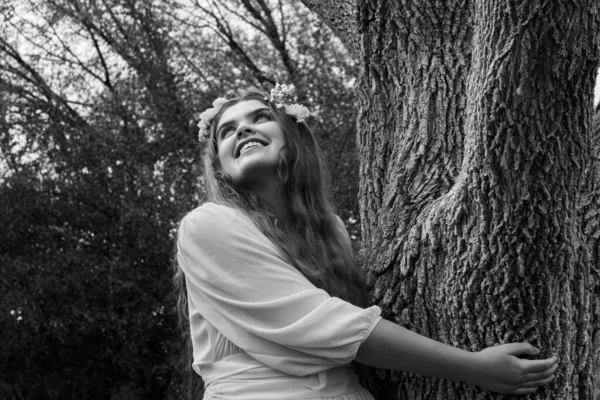 Viktorya Dönemi Tarzı Bir Kız Ağaç Portresi — Stok fotoğraf