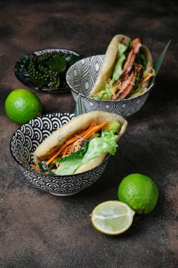 Koyu arkaplanda iki çeşit Gua Bao var.