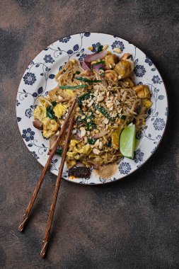 Siyah arka planda omleti olan vejetaryen funchoza. Üst görünüm