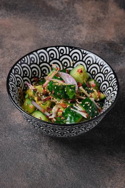 Çin usulü salatalık ezmesi, pai huang gua koyu arka planda, yakın plan.