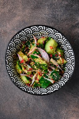 Çin usulü salatalık ezmesi, siyah arka planda çubuklu pai huang gua, yakın plan. Üst görünüm