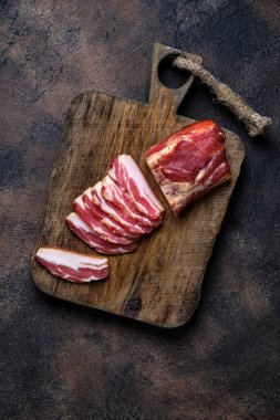 Tahtaya tütsülenmiş domuz pastırması.