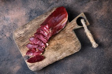 Tahtaya tütsülenmiş sığır eti ve kesilmiş birkaç parça.