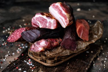 Farklı türde tütsülenmiş et ve baharatlar.