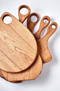 Beyaz arka planda el yapımı meşe doğrama tahtası. Meşe doğrama tahtası dokusu arkaplanı.