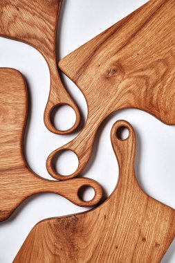 Beyaz arka planda el yapımı meşe doğrama tahtası. Meşe doğrama tahtası dokusu. Üst Görünüm 