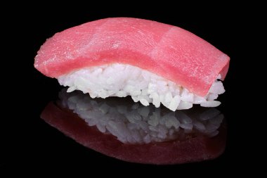 Nigiri suşi bir plaka üzerinde