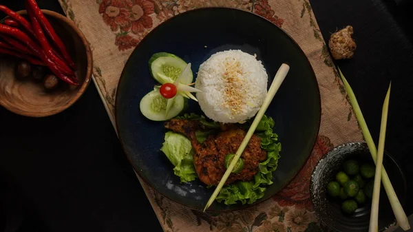 Arroz Blanco Con Pollo Aromático Parrilla Almuerzo Estilo Indonesio —  Fotos de Stock