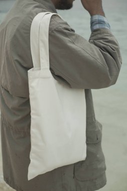 Boş çanta ya da çanta şablonu, üzerinde parka ceketli bir adam var, marka için mükemmel.