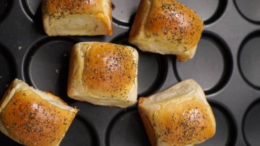 Fırında taze ekmek ya da sarımsaklı ekmek.