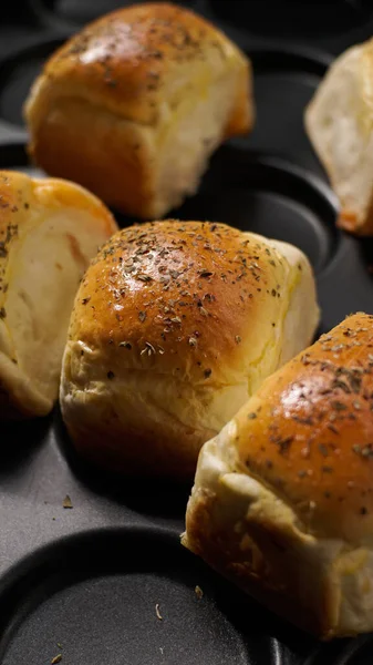 閉じます 焼きたての柔らかいパンやベーキングトレイのニンニクパン — ストック写真