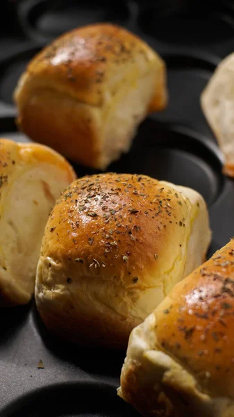 Закрыть Свежеиспеченный Мягкий Хлеб Чесночный Хлеб Подносе Выпечки — стоковое фото