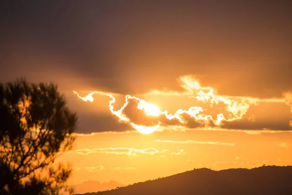 Sonne Halb Hinter Wolken Versteckt Bei Sonnenuntergang Der Sierra Mariola — Stockfoto
