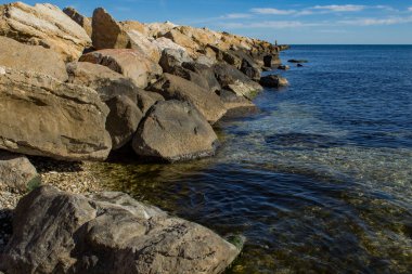 El Campello 'da deniz manzarası ve Akdeniz' e dalgalı su girişi.