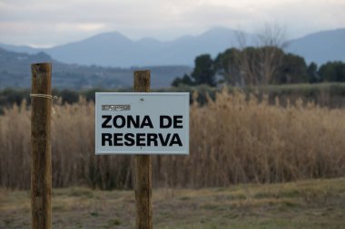 Gaianes Yedek Bölgesi Albufera tabelaları arka planda bulanık manzara ile