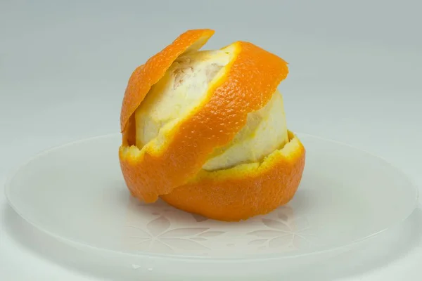 オレンジは その皮のスパイラル装飾で食べる準備 — ストック写真