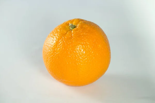 Oransje Med Lysrefleksjoner Hvit Bakgrunn – stockfoto