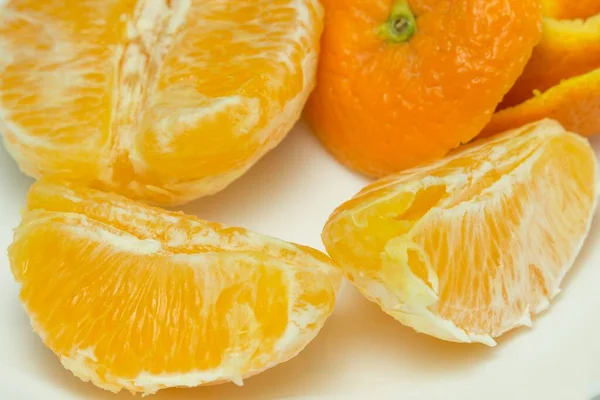 Zubereitete Orangen Verzehrfertig Mit Segmenten Neben Der Haut — Stockfoto