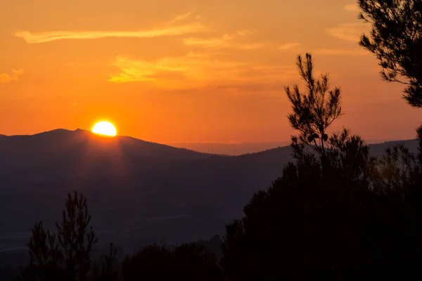 Schöner Orangefarbener Sonnenuntergang Über Dem Berg Und Scheinwerfer Auf Einem — Stockfoto