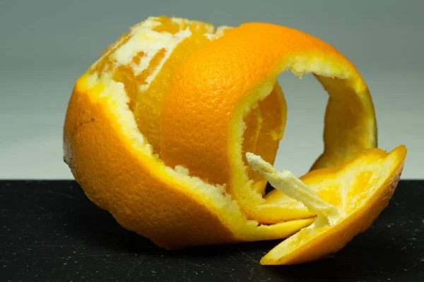 Zubereitete Orange Mit Ihrer Haut Auf Dem Küchentisch Und Weißem — Stockfoto