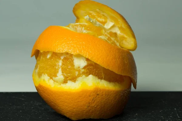 Orange Zum Essen Mit Spiralförmiger Dekoration Ihrer Schale Zubereitet — Stockfoto