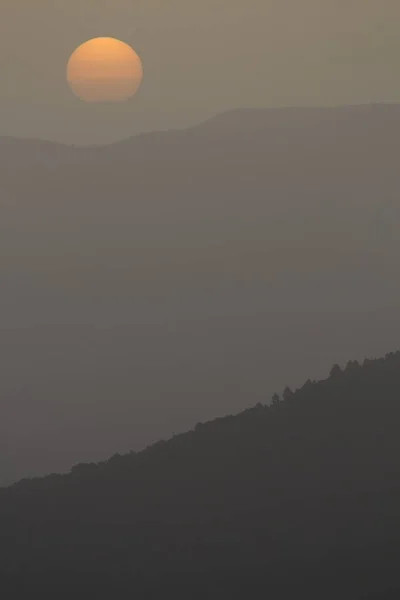 Schöner Zen Sonnenuntergang Einem Nebligen Tag Silhouette Der Berge Der — Stockfoto